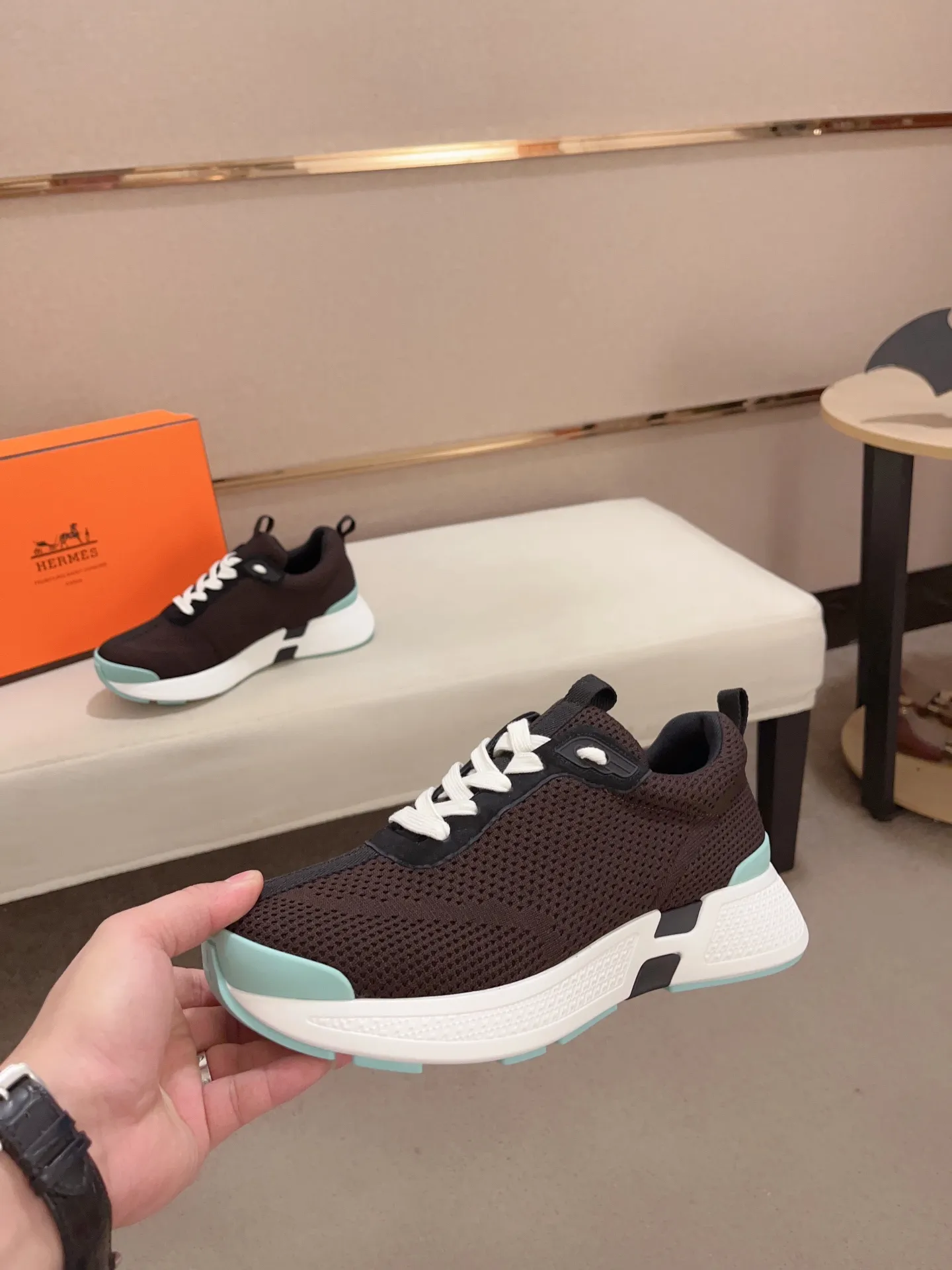 Factory price: 540💰《HERMES》【Classic original single version】Hermès; top 🔝purchasing agent🔍🔍men's latest 🇺🇸 counter sales simultaneously, original imported from Italy ▲▲silk cowhide with breathable fabric ▲▲ (high-end ·Exquisite·Grade) Exquisite workmanship (Italian 🇮🇹Imported water-dyed 🐂cowhide lining) Sole: Original sole provided by the original factory, ⚠️Exclusive double-layer activity·TPR·Rubber·Combined molded outsole; Super·comfortable·wear-resistant·non-slip·environmental protection The real thing is more beautiful if you take the real thing (high quality, follow the order), you can enter and exit the counter at will * Number of yards: 38·39·40·41·42·43·44# (can be customized 45.)